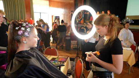 Karolína Vavřínová při práci