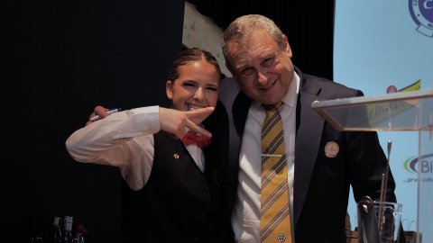 Jak to umí roztočit číšníci a hlavně servírky!